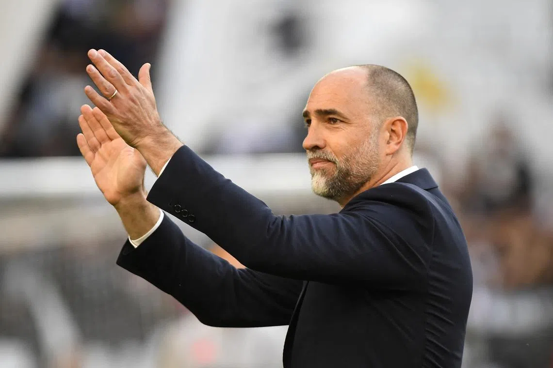 FILE PHOTO: Soccer Football - Serie A - Juventus v Genoa - Allianz Stadium, Turin, Italy - March 29, 2025 Juventus coach Igor Tudor applauds fans before the match REUTERS/Massimo Pinca/File Photo