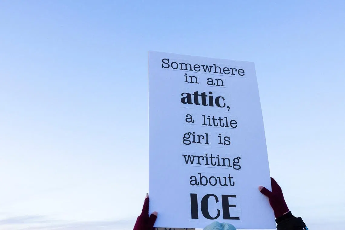 وطن نيوز – يقول مسؤولو المدرسة إن إدارة الهجرة والجمارك اعتقلت أربعة أطفال من منطقة مدارس مينيسوتا