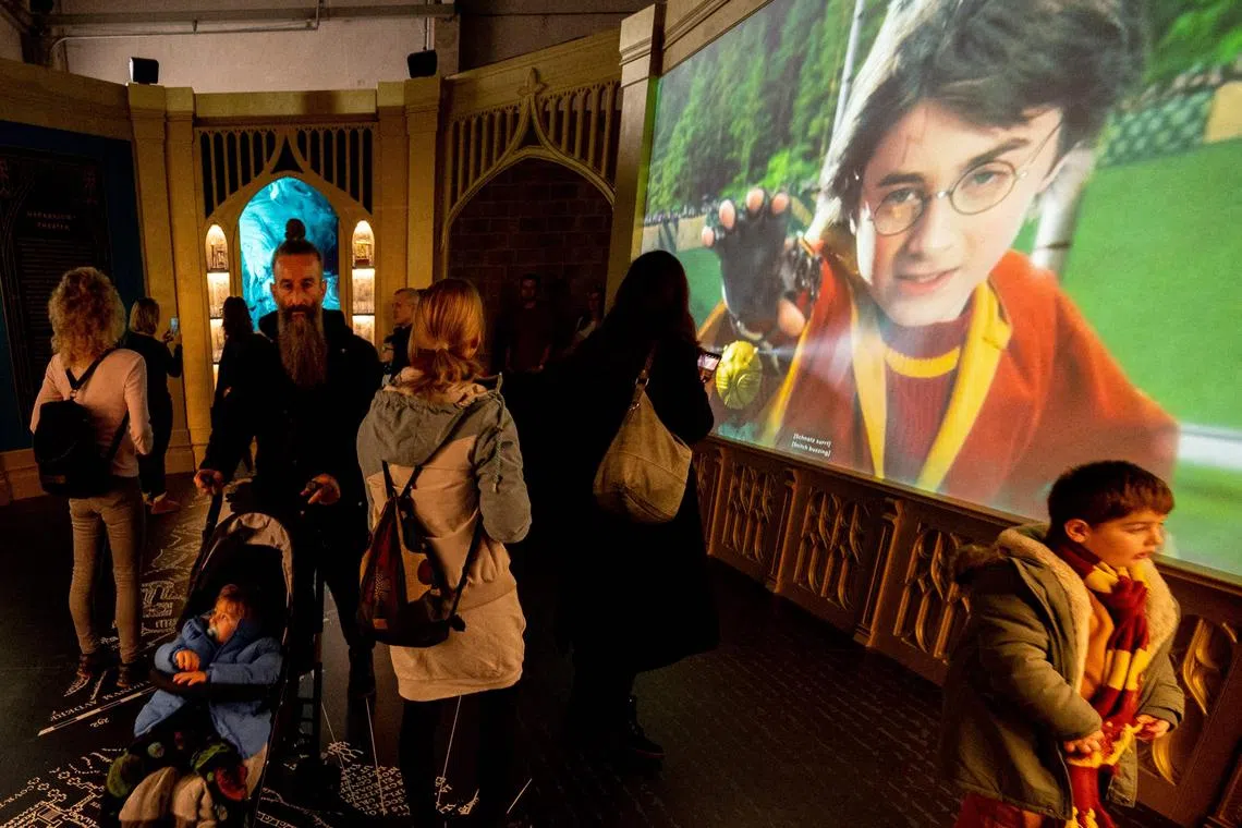 Almost 25 years after the release of the first volume, the Harry Potter magic is still operating: Beyond the books, films and other derivative products, it is the turn of the video game Hogwarts Legacy to rekindle the flame of the universe. of Hogwarts with the new generations. 