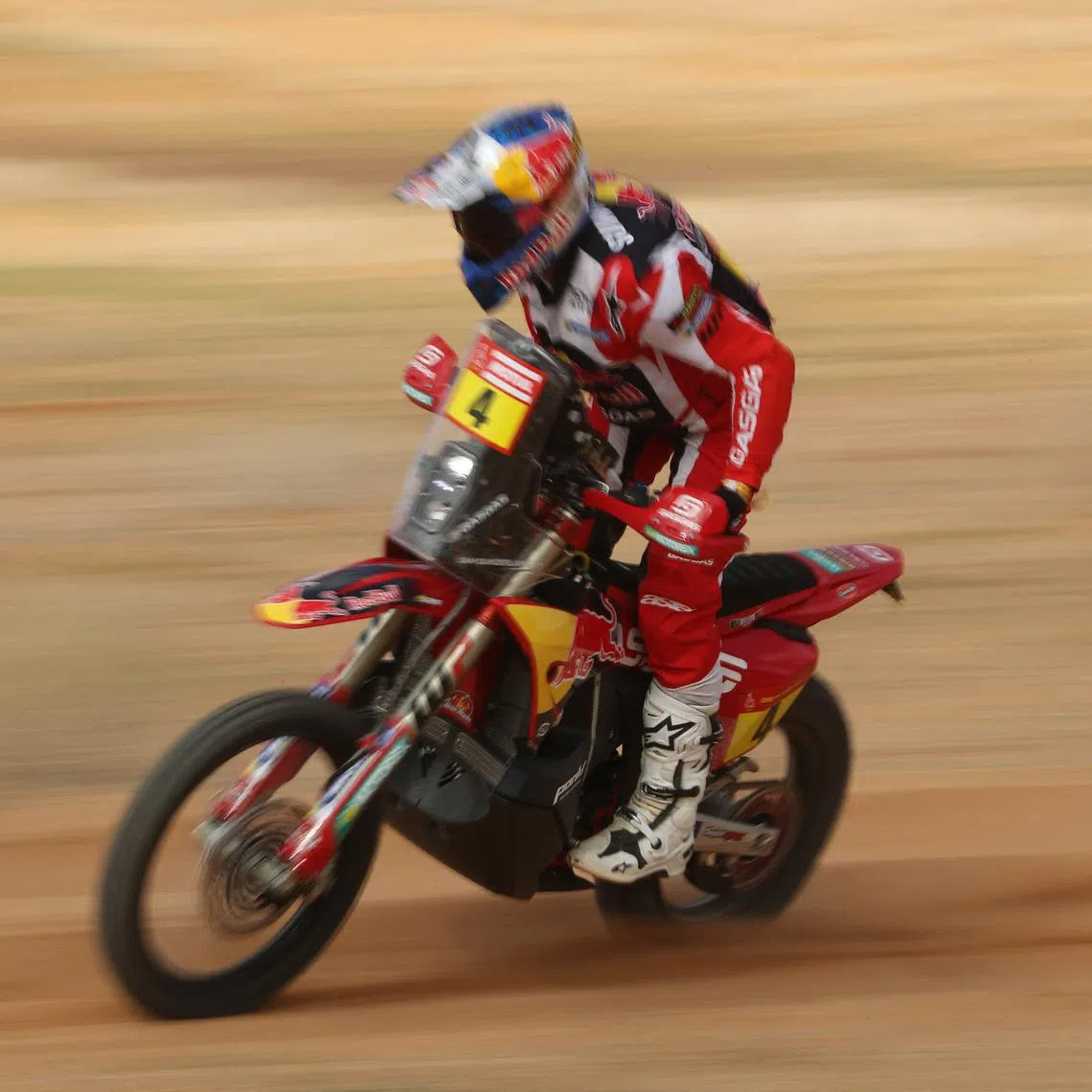 FILE PHOTO: Rallying - Dakar Rally - Prologue - Alula to Alula - Alula, Saudi Arabia - January 5, 2024 Red Bull GASGAS Factory's Sam Sunderland in action during the prologue stage REUTERS/Hamad I Mohammed/File Photo