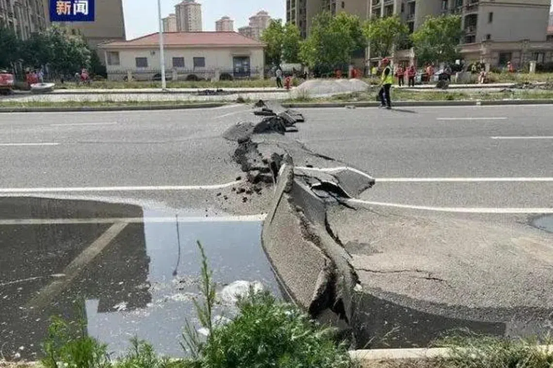 Large fissures appeared on roads near a residential complex in Tianjin’s Jinnan district.