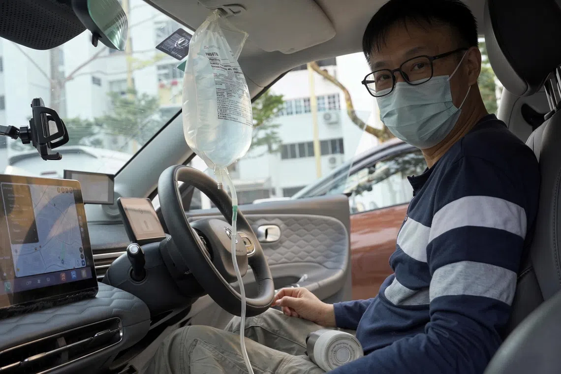 NKF patient Huang Bingshen conducting peritoneal dialysis in his private hire car.