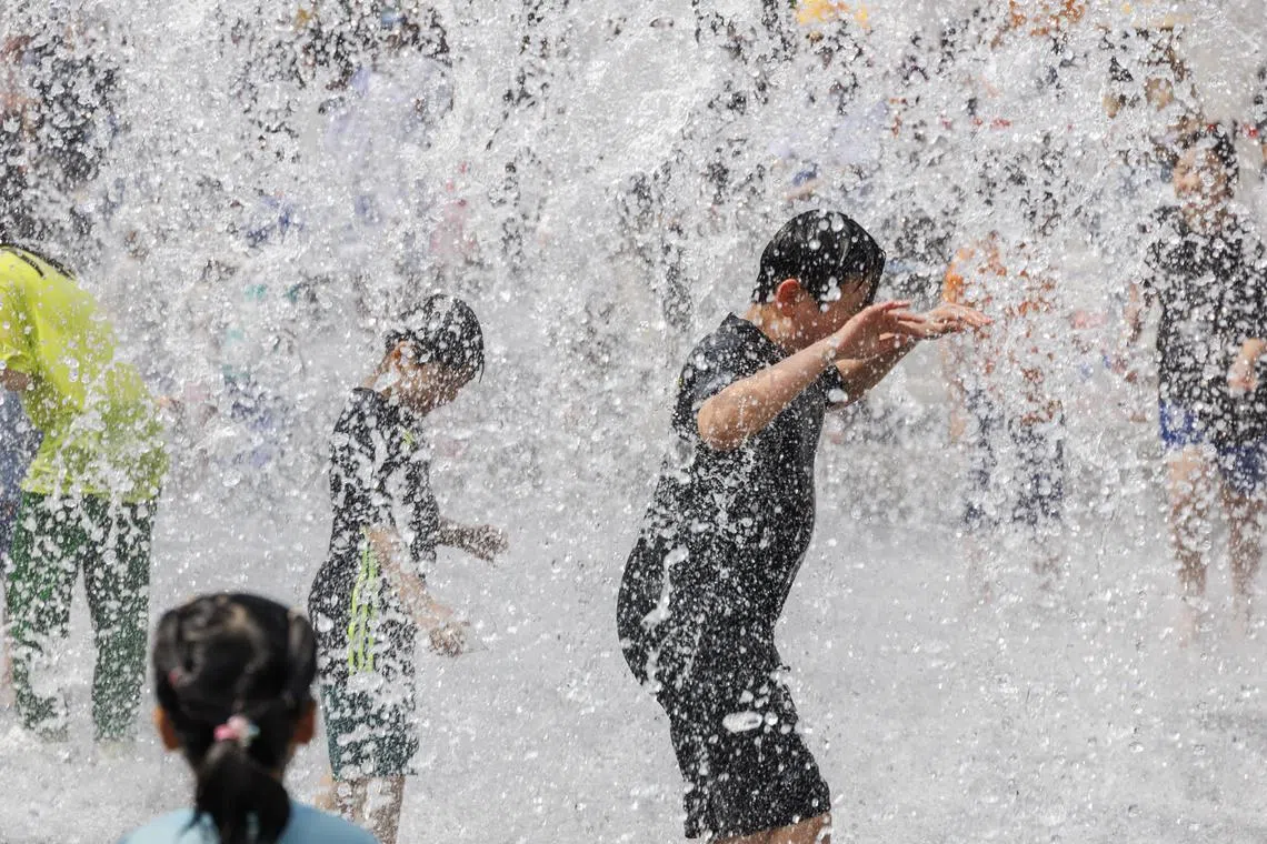 April 14 saw especially high temperatures, as the daytime mercury in the greater Seoul region and areas of Gangwon province soared to approximately 30 deg C.