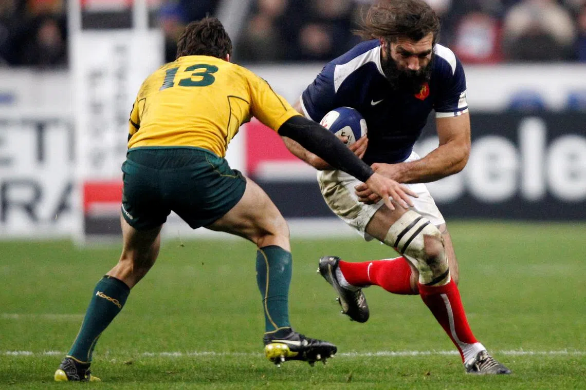 FILE PHOTO: France's Sebastien Chabal (R) challenges Australia's Adam Ashley-Cooper during their friendly international rugby union test match at the Stade de France stadium in Saint Denis, near Paris November 27, 2010.    REUTERS/John Schults/File Photo