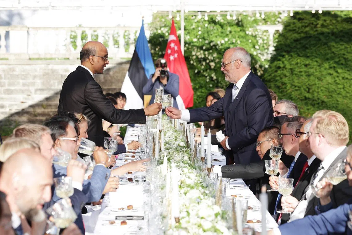 CMG20240625-ChuaKT01(OA) 蔡家增/杨烨 President Tharman Shanmugaratnam official visit to Estonia [Tallinn, Capital city of Estonia] President Tharman Shanmugaratnam toasting with Estonian  President Karis during the official banquet at the Rose Garden, Official Residence of the Estonian President in Tallinn, Estonia on 25 June 2024.