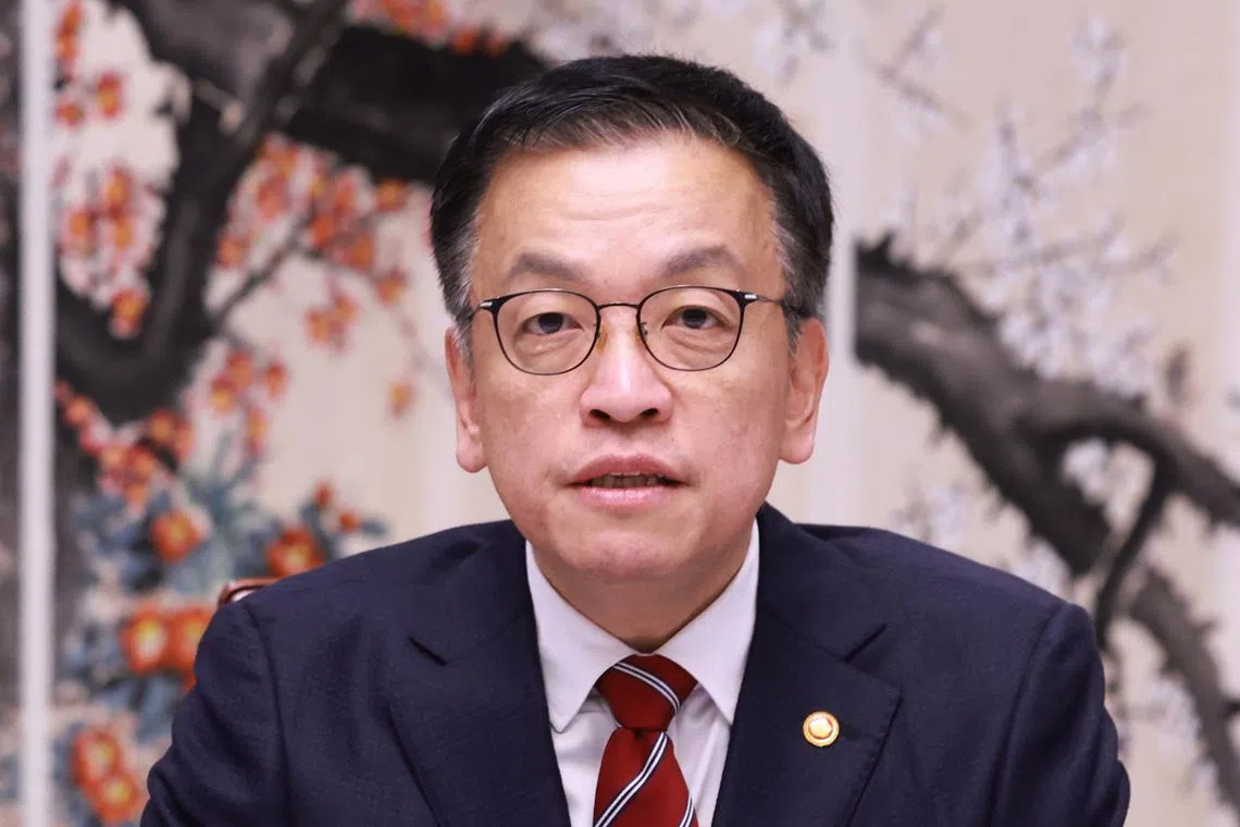 The Democratic Party accused Mr Choi Sang-mok of negligence and dereliction of duty for not cooperating.