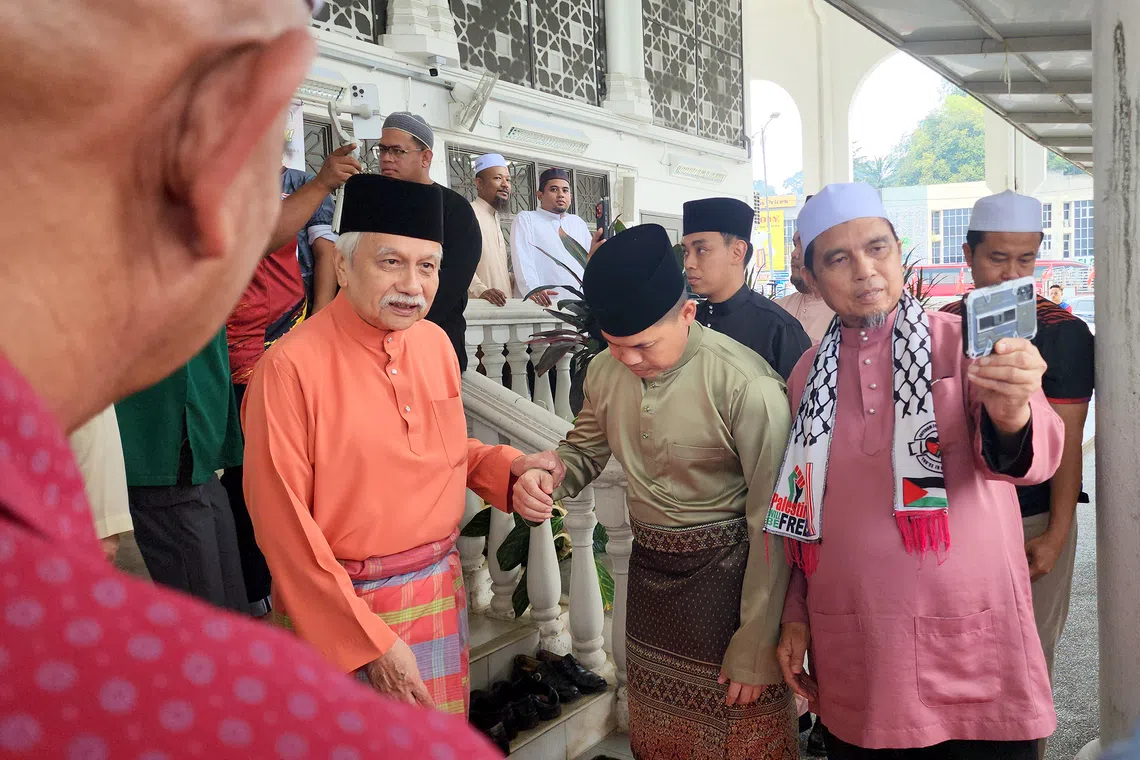 Members of the executive council, other than the Menteri Besar, hold office at the pleasure of the Yang di-Pertuan Besar of Negeri Sembilan (in orange).