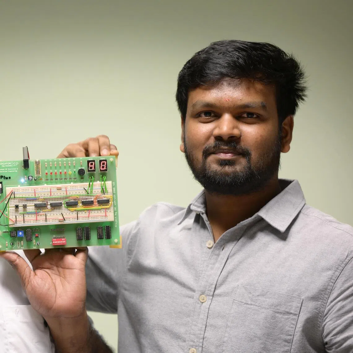 vllearn/ST20260407_202623600852/Ng Sor Luan/
Power maintenance technical officer Mr. Balamurugan Alagarsamy, 24, and his father, electrical supervisor at Seng Kang Hospital Mr. Venkatasamy Balamurugan, 54, who are taking a Singapore Polytechnic diploma course together.