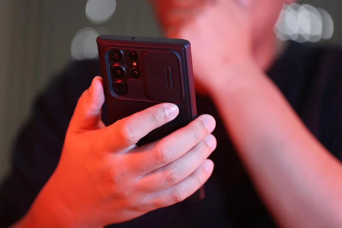 CMG20231027-HengYY01 / 王彦燕 / 拍骗钱示意图  [SPH]  tags: 滥用电脑、欺诈、scam、Online scam, scams, frauds, scammers, phishing, e-commerce scams 、phone scam、work scam 、诈骗,新币、Singapore dollars、示意图、网络、科技犯罪、黑客