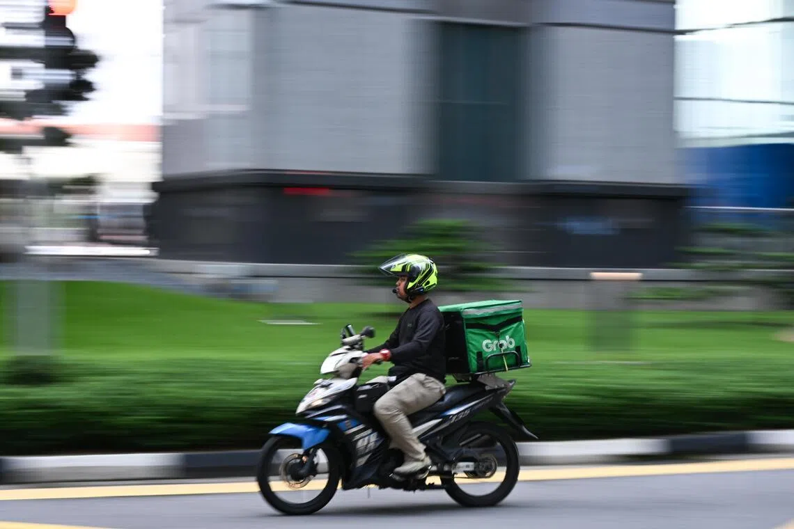 ST20250226-202556800625-Lim Yaohui-pixgeneric/
Grab delivery rider riding along Chulia Street outside UOB Plaza on Feb 26, 2025.
Can be used for stories on delivery, platform worker, food-delivery service, delivery rider, food, online, app, work, job, freelance, money, career, business, and economy.
(ST PHOTO: LIM YAOHUI)