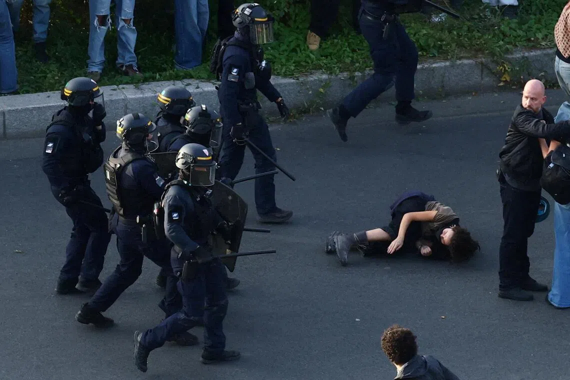 Riot police clashing with protesters in the French capital, Paris, on Oct 6, as nationwide protests over decrepit conditions in French high schools descended into sporadic violence.