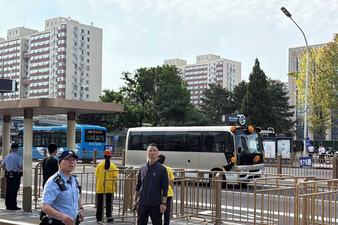 A motorcade, believed to carry the body of former Chinese Premier Zhu Rongji drives towards Babaoshan Revolutionary Cemetery, in Beijing, on Aug 18.