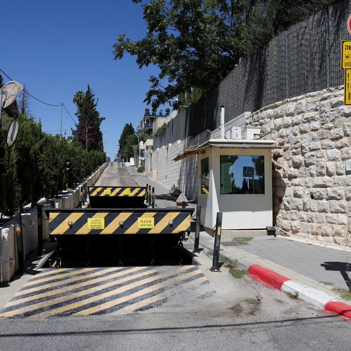 Israel has ordered the British Consulate in East Jerusalem to close after London announced sanctions on Israeli settlements.