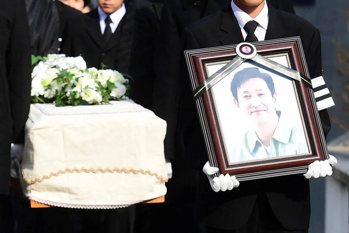 Mourners carrying a coffin and portrait of South Korean actor Lee Sun-kyun leave after his funeral in Seoul, South Korea, December 29, 2023.  Korea Pool/Pool via REUTERS