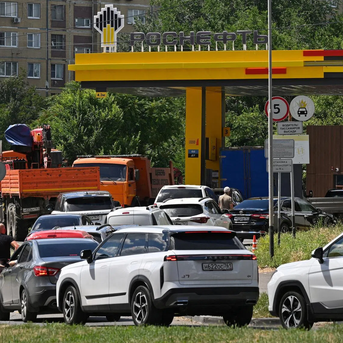 FILE PHOTO: Vehicles queue to refuel at a Rosneft petrol pump, as according to local officials some regional filling stations face gasoline shortages due to production cuts at major refineries, amid the Russia-Ukraine conflict in Rostov-on-Don, Russia, June 29, 2026. REUTERS/Sergey Pivovarov/File Photo