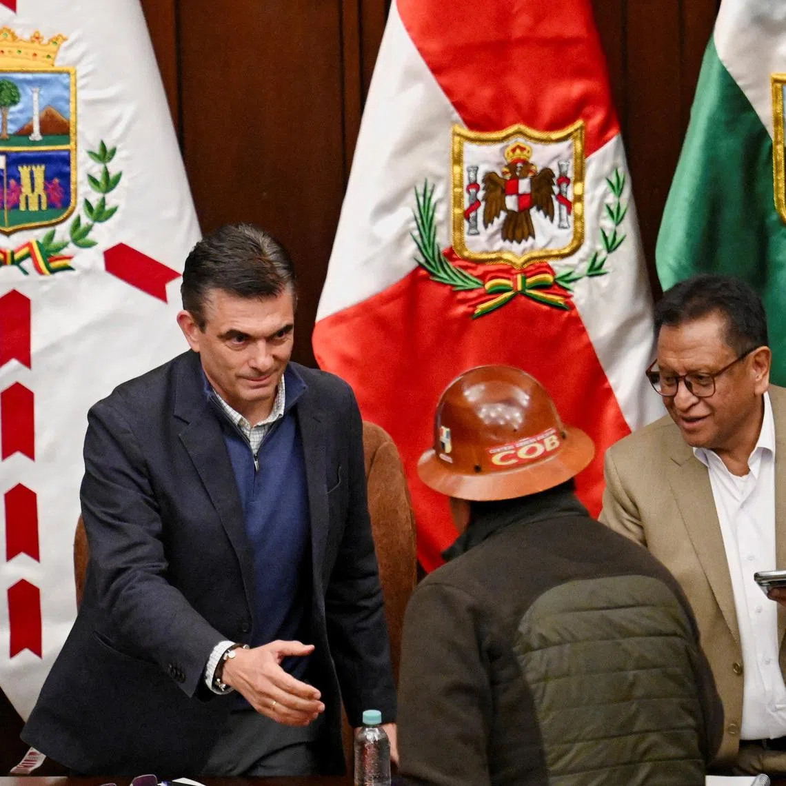 Bolivia's President Rodrigo Paz shakes hands with Mario Argollo, main executive leader of the Bolivian Workers' Union (COB – Central Obrera Boliviana), during a meeting with leaders of the Bolivian Workers' Union (COB – Central Obrera Boliviana) for negotiations amid protests that caused supply chain disruptions, leading to severe shortages of food, fuel and medicine, in La Paz, Bolivia, June 17, 2026. REUTERS/Claudia Morales