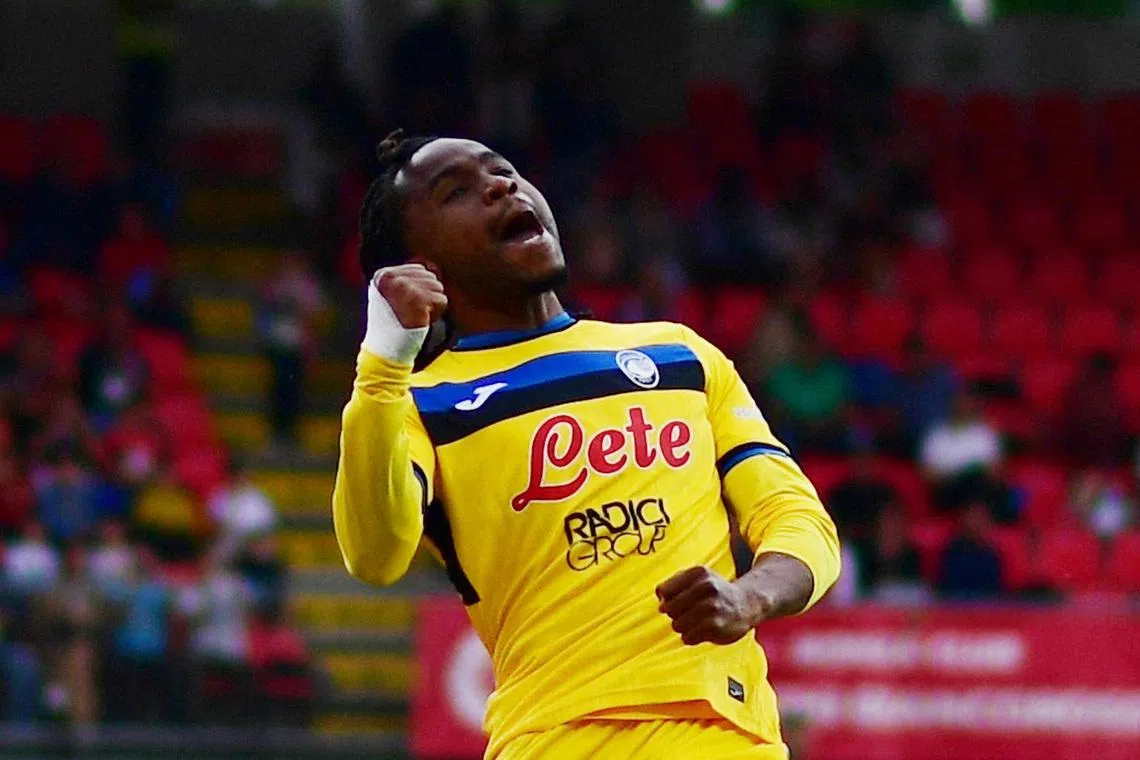 FILE PHOTO: Soccer Football - Serie A - Monza v Atalanta - U-Power Stadium, Monza, Italy - May 4, 2025 Atalanta's Ademola Lookman celebrates scoring their third goal REUTERS/Daniele Mascolo/File Photo