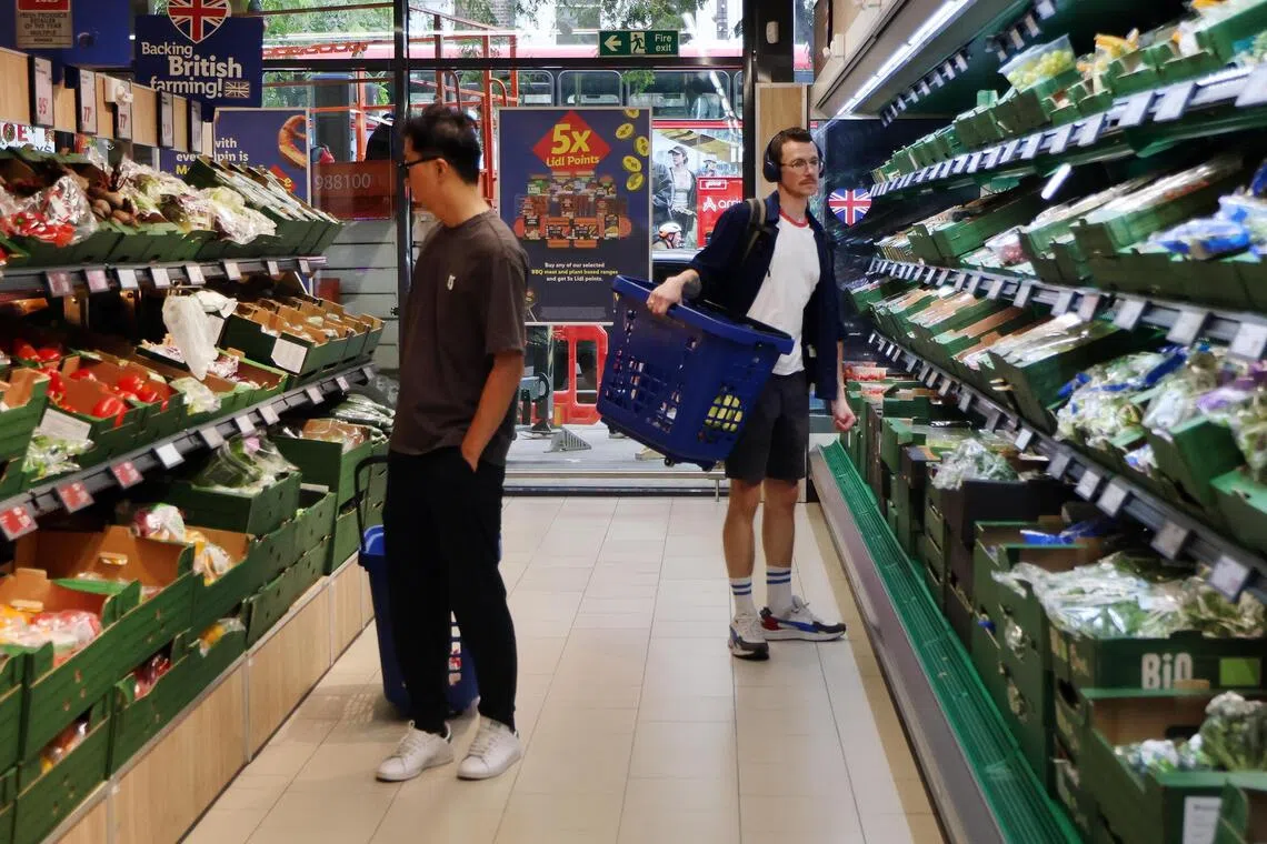 The total volume of goods sold in British retail and online stores declined 0.5 per cent in July.