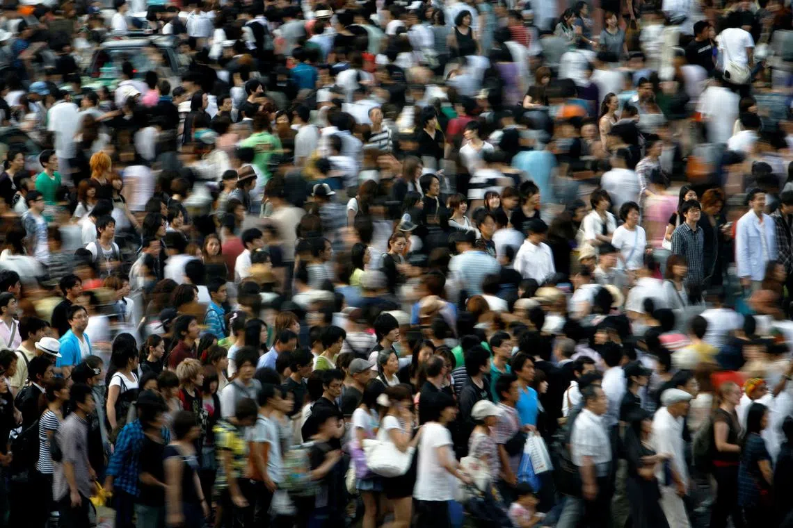 FILE PHOTO: People walk across a street in Tokyo July 12, 2009.   REUTERS/Stringer/File Photo