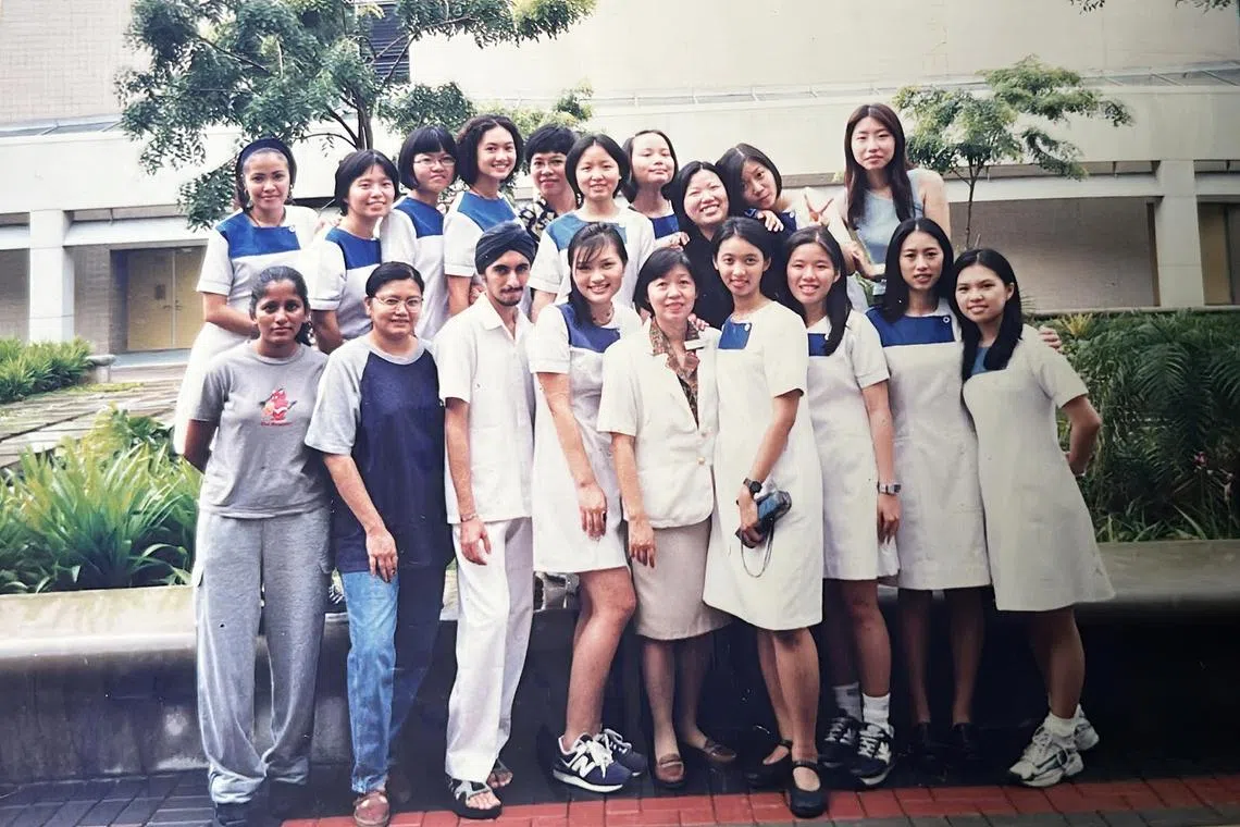 Estudante da Universidade Tecnológica de Nanyang recebe diploma de enfermagem em 1999