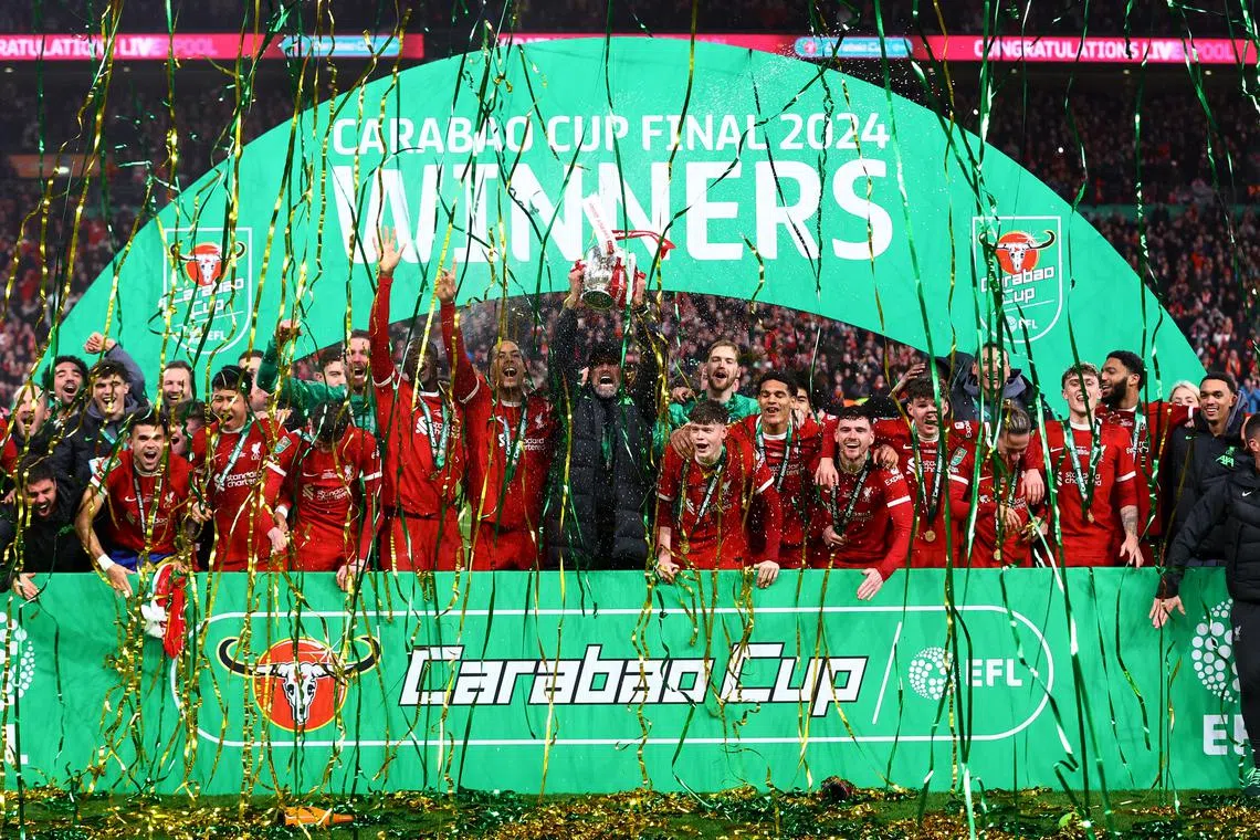 Soccer Football - Carabao Cup - Final - Chelsea v Liverpool - Wembley Stadium, London, Britain - February 25, 2024 Liverpool manager Juergen Klopp and Virgil van Dijk celebrates winning the Carabao Cup with the trophy and teammates Action Images via Reuters/Matthew Childs