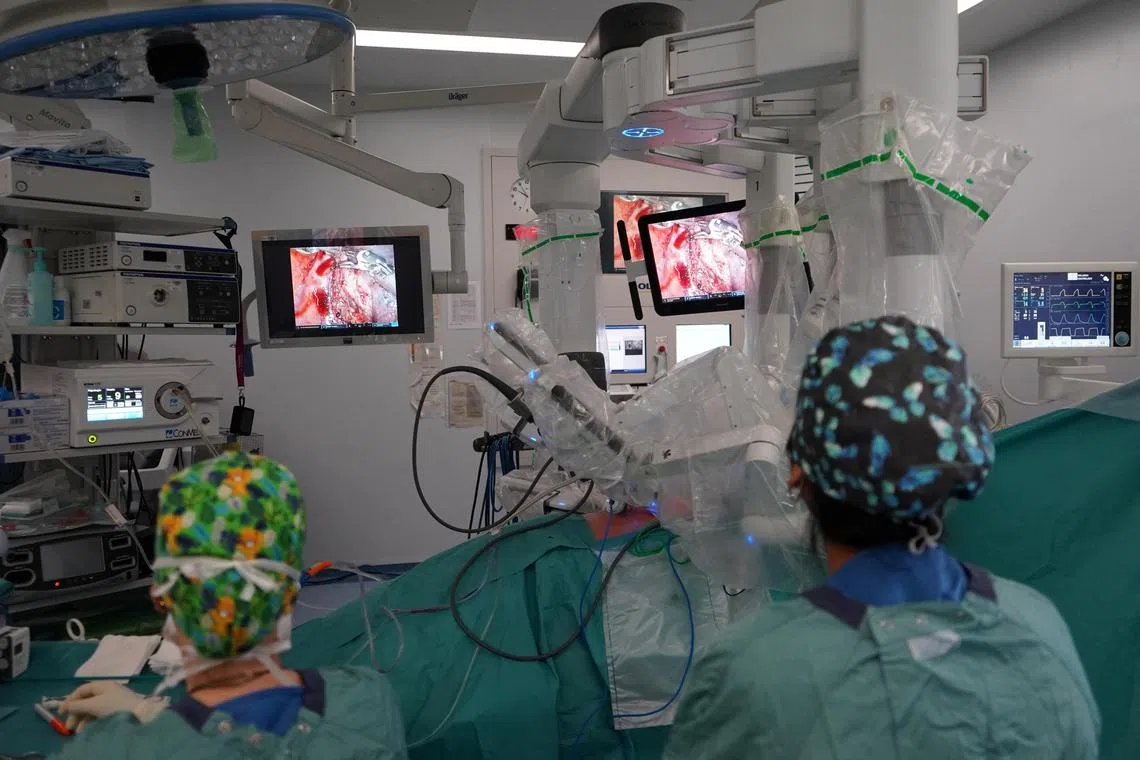 Medical staff from Vall d'Hebron University Hospital conducts a robotic lung operation only with the use of endoscopy.