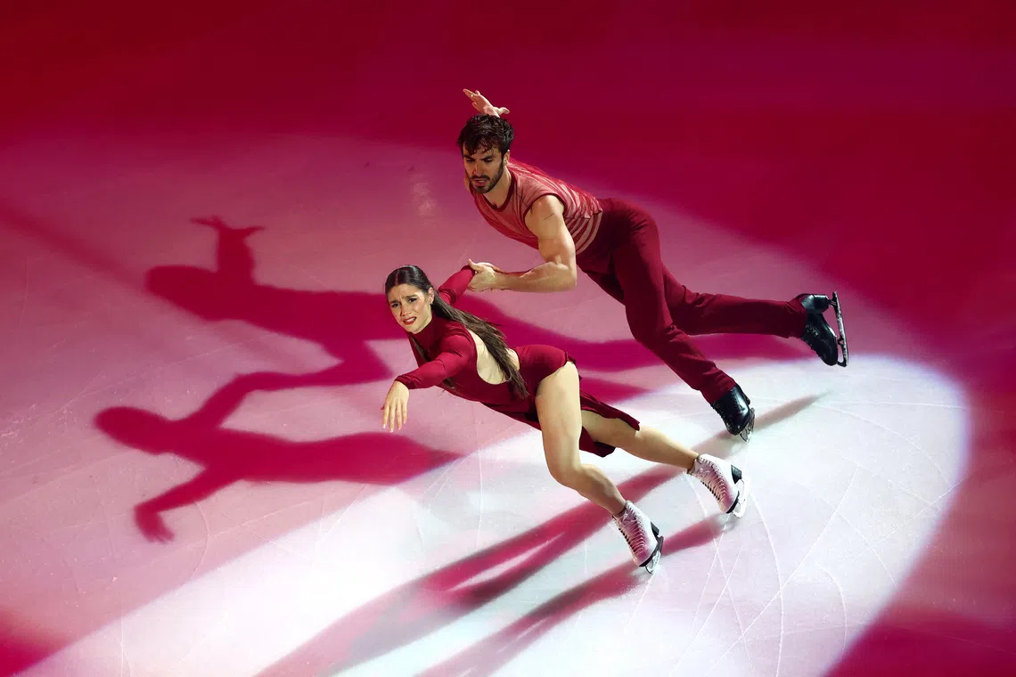 Figure Skating - ISU Grand Prix of Figure Skating - Grand Prix de France - Angers IceParc, Angers, France - October 19, 2025 France's Laurence Fournier Beaudry and Guillaume Cizeron perform during the gala exhibition REUTERS/Stephane Mahe
