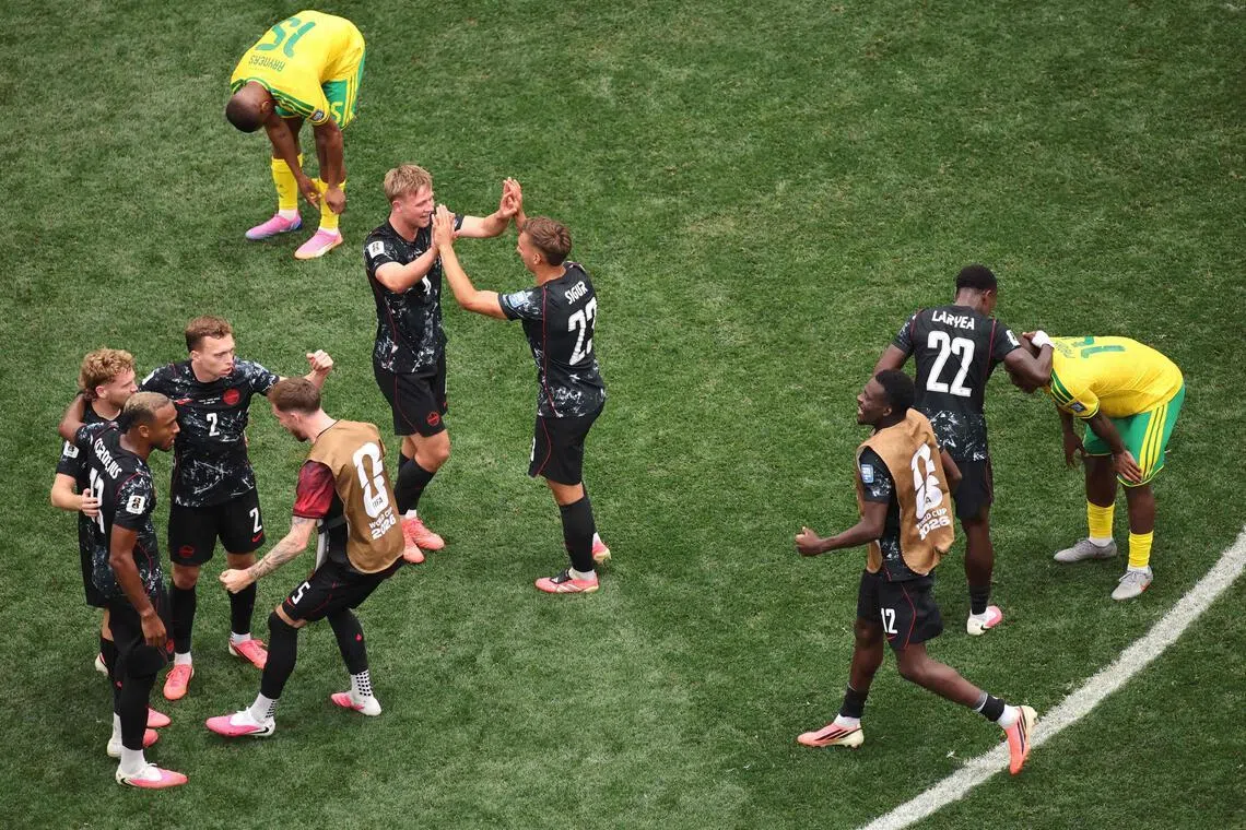 INGLEWOOD, CALIFORNIA - JUNE 28: Players of Canada celebrate after the team's victory and their side's progression to the Round of 16 after the FIFA World Cup 2026 Round Of 32 match between South Africa and Canada at Los Angeles Stadium on June 28, 2026 in Inglewood, California.   Alex Grimm/Getty Images/AFP (Photo by ALEX GRIMM / GETTY IMAGES NORTH AMERICA / Getty Images via AFP)