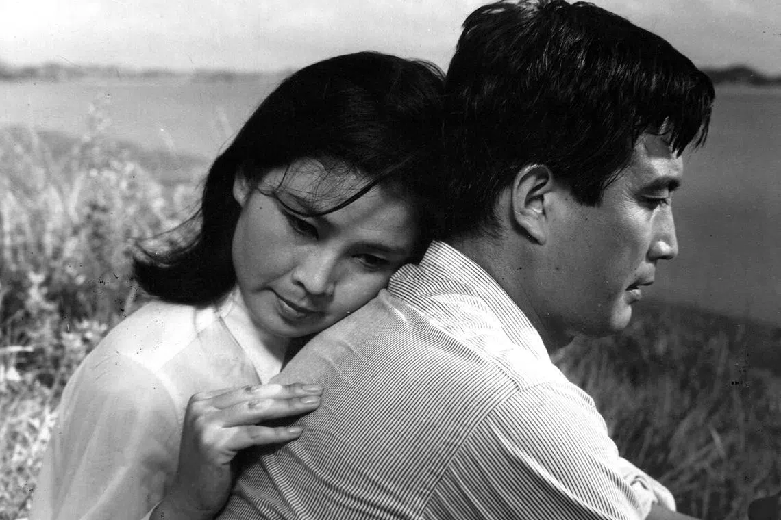 LR Yoon Jeong-hee and Shin Seong-il in Mist (1967).




Source: Korean Film Archive