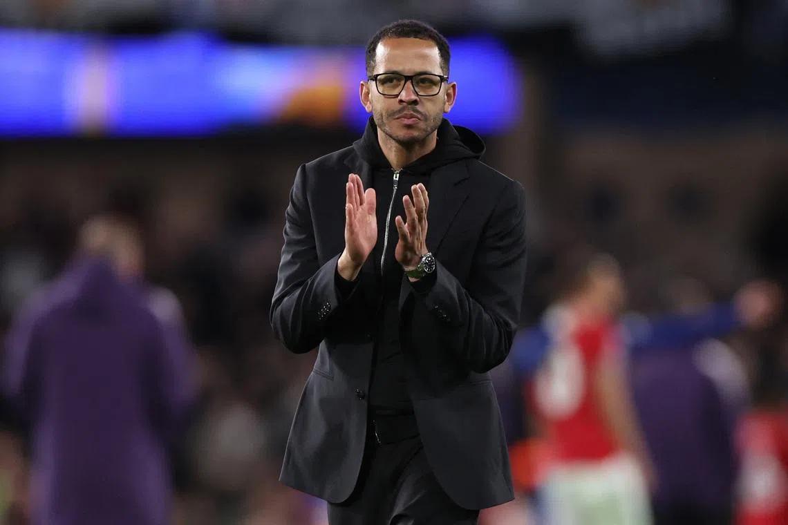 Soccer Football - Premier League - Chelsea v Manchester United - Stamford Bridge, London, Britain - April 18, 2026 Chelsea manager Liam Rosenior applauds fans after the match. REUTERS/David Klein