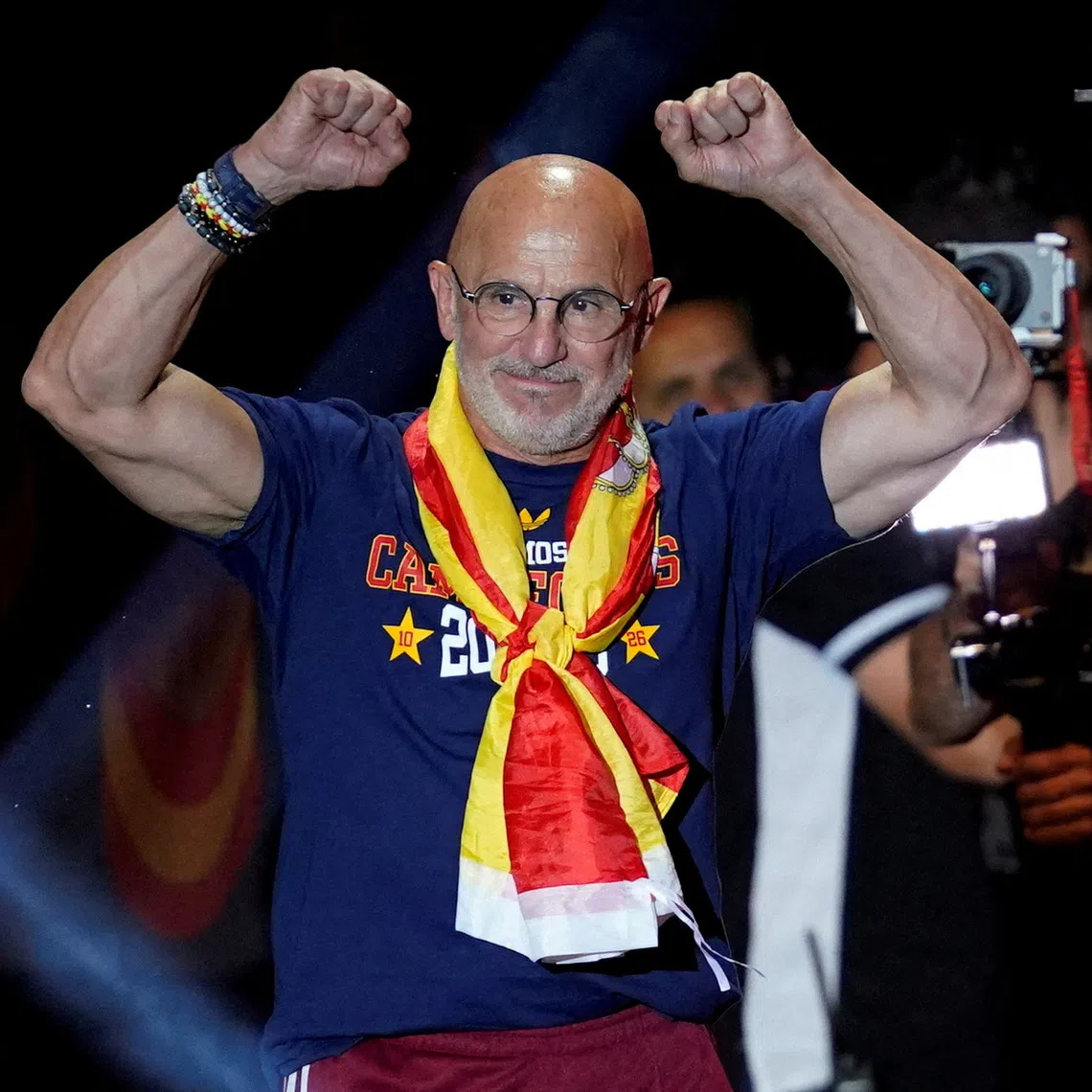 FILE PHOTO: Soccer Football - FIFA World Cup 2026 - Spain Victory Parade - Madrid, Spain - July 20, 2026 Spain coach Luis De La Fuente celebrates on the stage at Cibeles Square in Madrid after the victory parade as fans gather to celebrate winning the World Cup REUTERS/Ana Beltran/File Photo