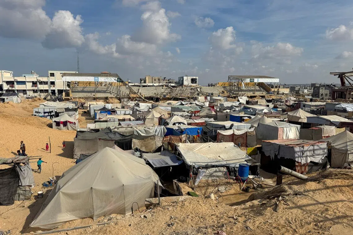 Displaced Palestinians shelter in a tent camp amid the ongoing conflict with Israel, in Khan Younis, southern Gaza Strip, November 14, 2024. REUTERS/Mohammed Salem/File Photo