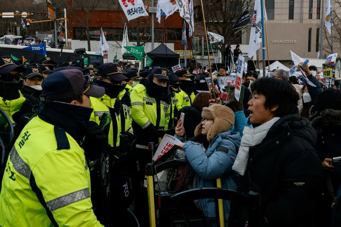 Police attempt to stop people from leaving the protest site during a demonstration against impeached South Korean President Yoon Suk Yeol, near his official residence in Seoul, South Korea, January 4, 2025. REUTERS/Tyrone Siu