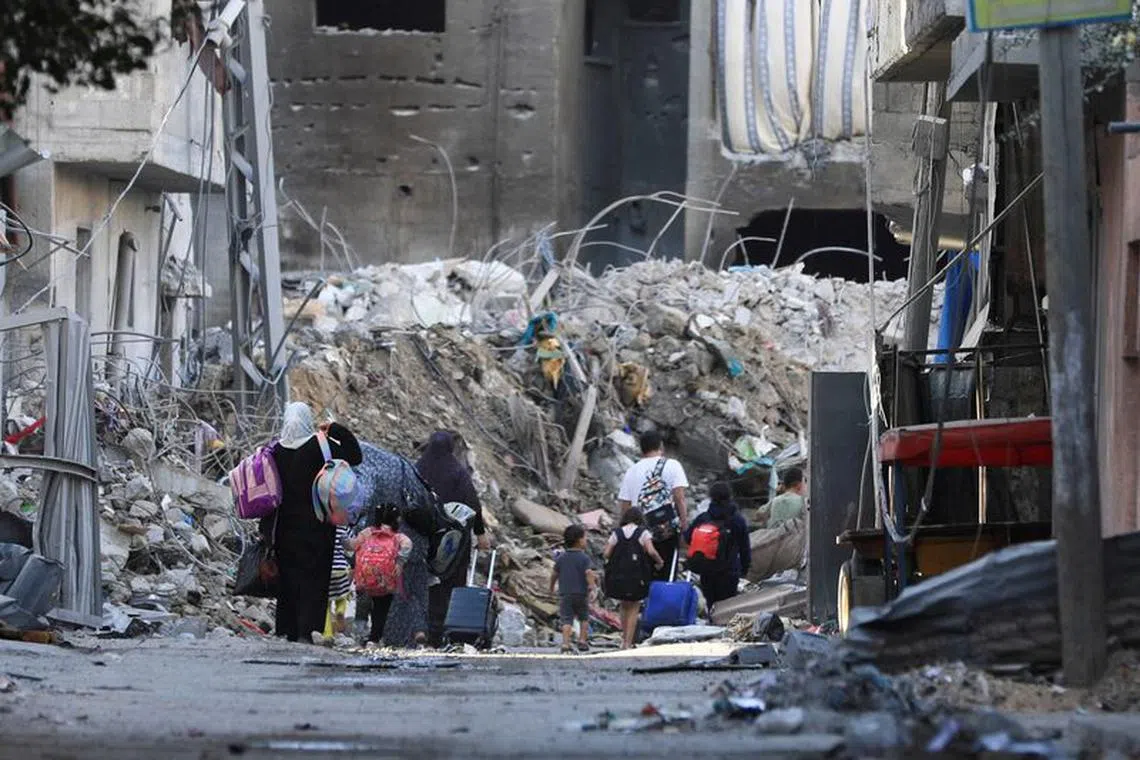 Palestinians carry their belongings as they flee their houses, amid the ongoing conflict between Israel and Palestinian Islamist group Hamas, in Gaza City November 7, 2023. REUTERS/Mohammed Al-Masri/File Photo