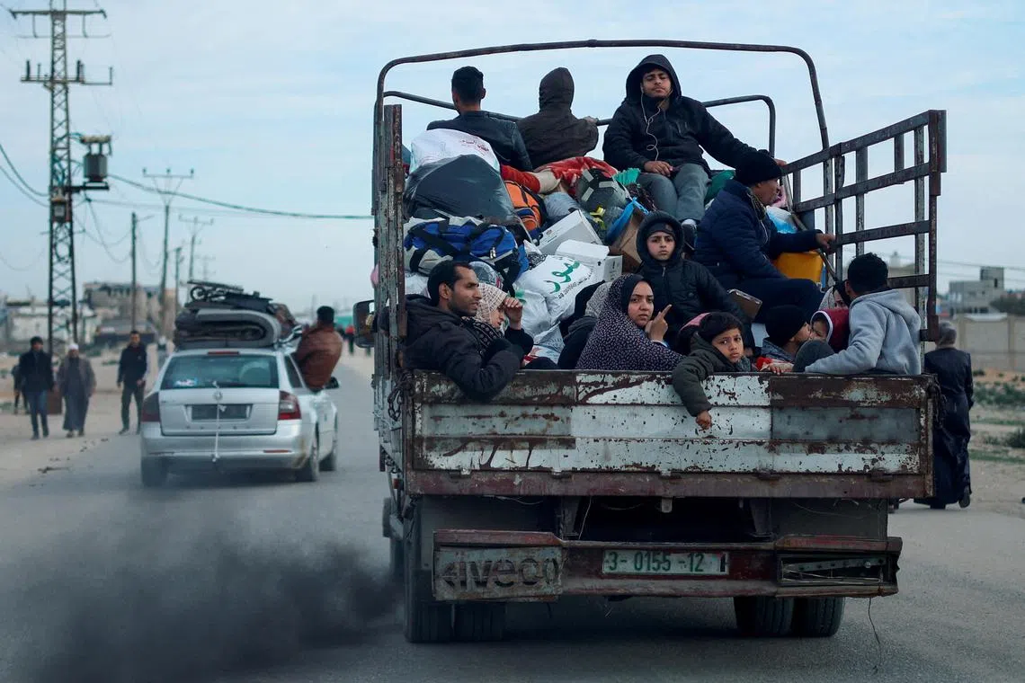 Palestinians leave Rafah, in fear of an Israeli military operation, amid the ongoing conflict between Israel and Palestinian Islamist group Hamas in the southern Gaza Strip, February 13, 2024. REUTERS/Mohammed Salem     TPX IMAGES OF THE DAY     