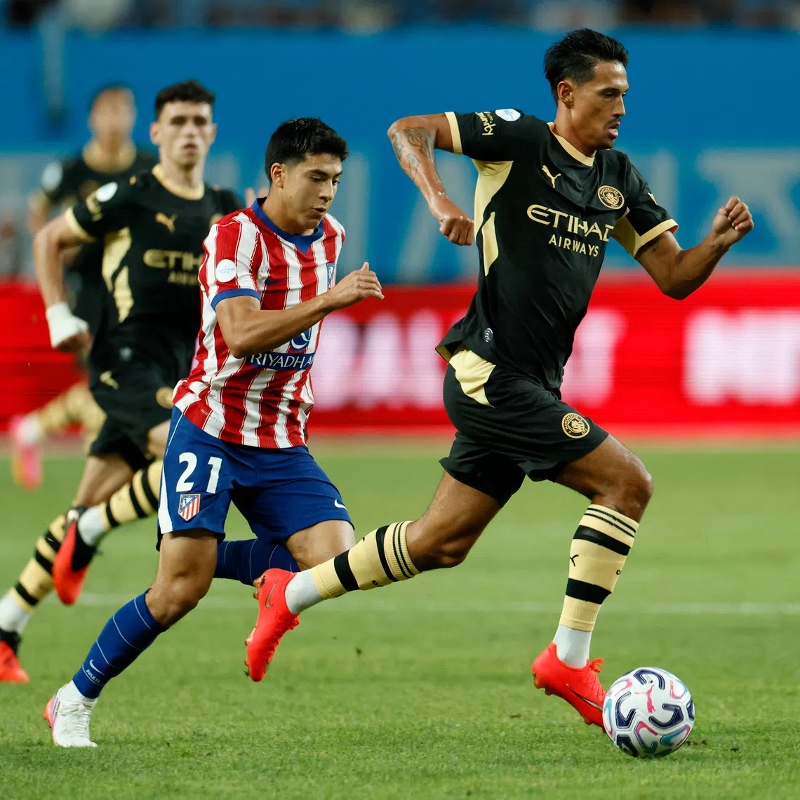 Soccer Football - Pre Season Friendly - Coupang Play Series - Manchester City v Atletico Madrid - Seoul World Cup Stadium, Seoul, South Korea - August 9, 2026 Manchester City's Tijjani Reijnders in action with Atletico Madrid's Obed Vargas REUTERS/Kim Soo-Hyeon