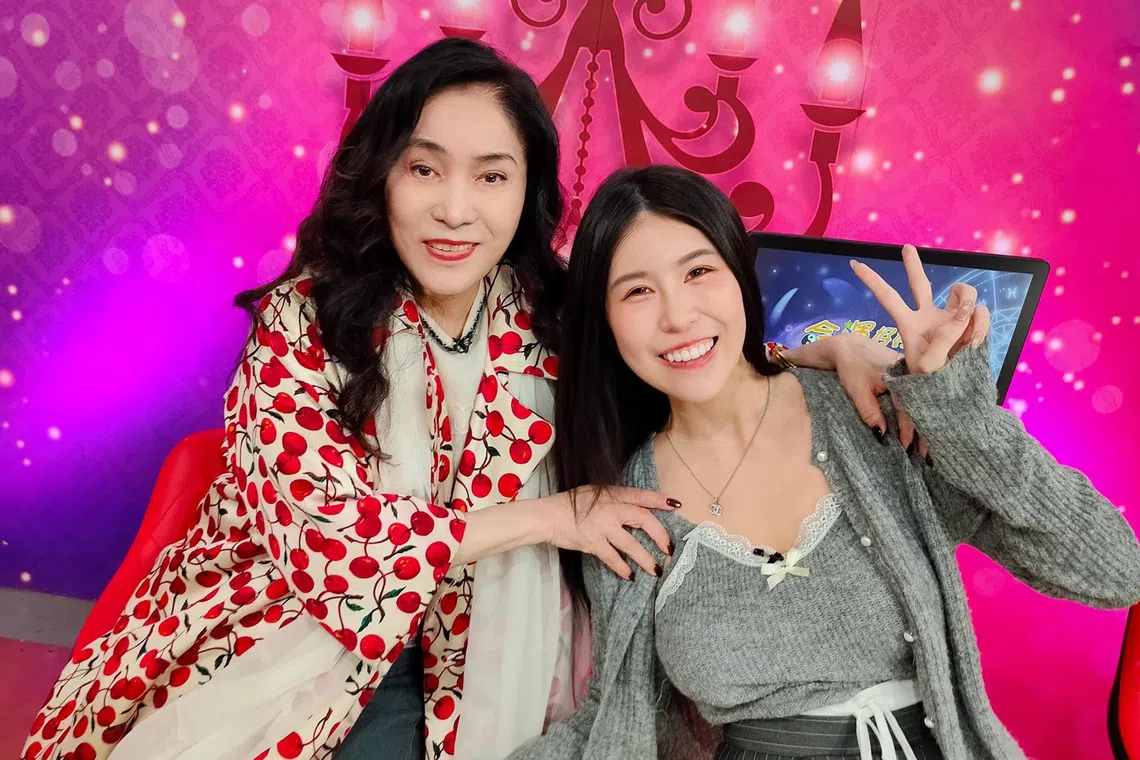 Li Ya-ping (left) attended the variety show Super Lucky with her daughter-in-law Chang Yuan-rou.
