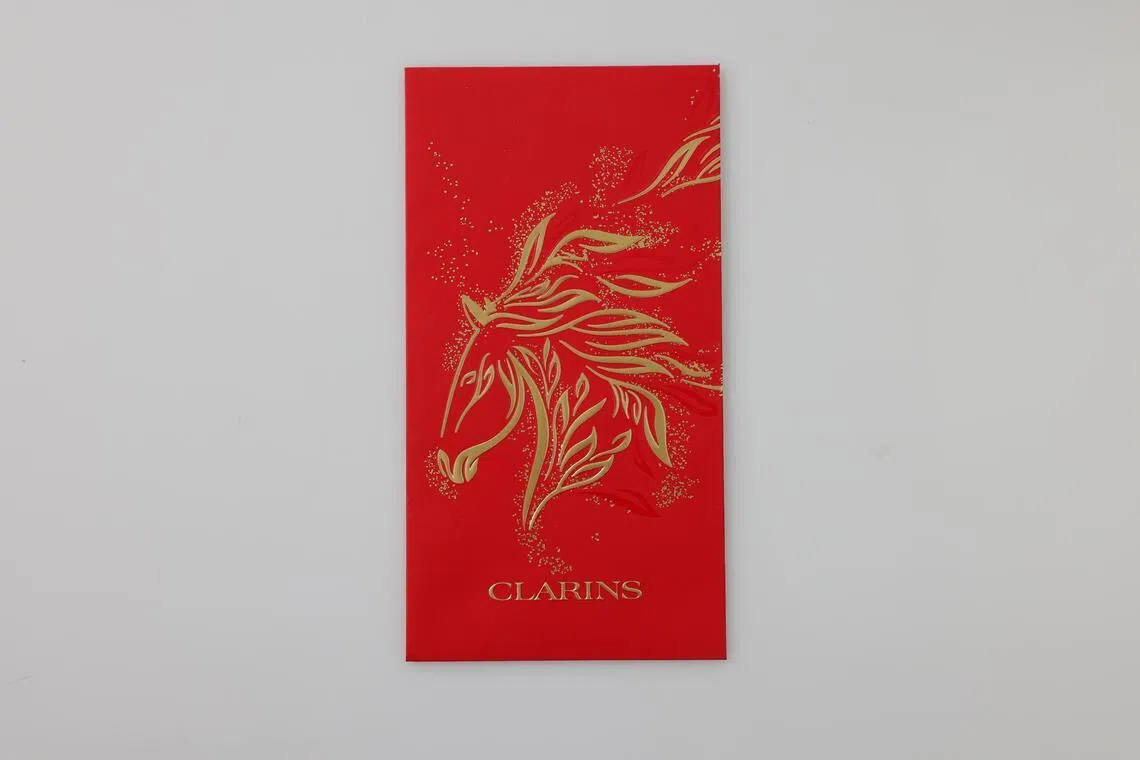 Pacote vermelho Clarins.