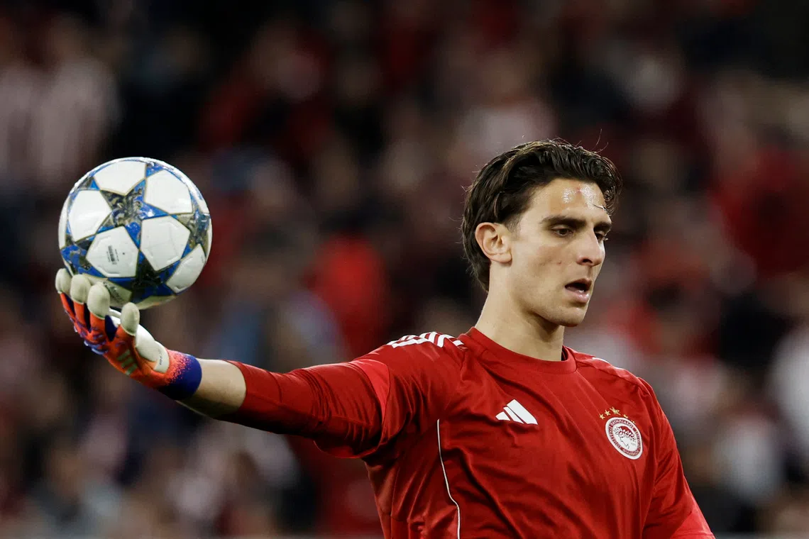 Soccer Football - UEFA Champions League - Olympiacos v Real Madrid - Georgios Karaiskakis Stadium, Piraeus, Greece - November 26, 2025 Olympiacos's Konstantinos Tzolakis during the warm up before the match REUTERS/Louiza Vradi