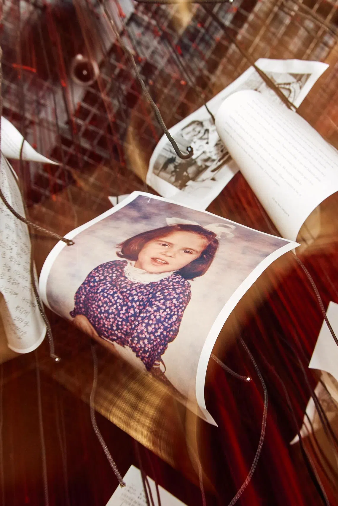 Fotografias pessoais de membros da comunidade como parte de uma instalação do artista Chiharu Shiota na ICA Watershed, um enorme espaço de exposições em um estaleiro ativo em Boston em 16 de maio de 2025. O artista de Berlim conjurou uma infinidade de histórias de imigrantes em “Home Less Home”, seu maior show de museus nos EUA (Philip Keith/The New York)