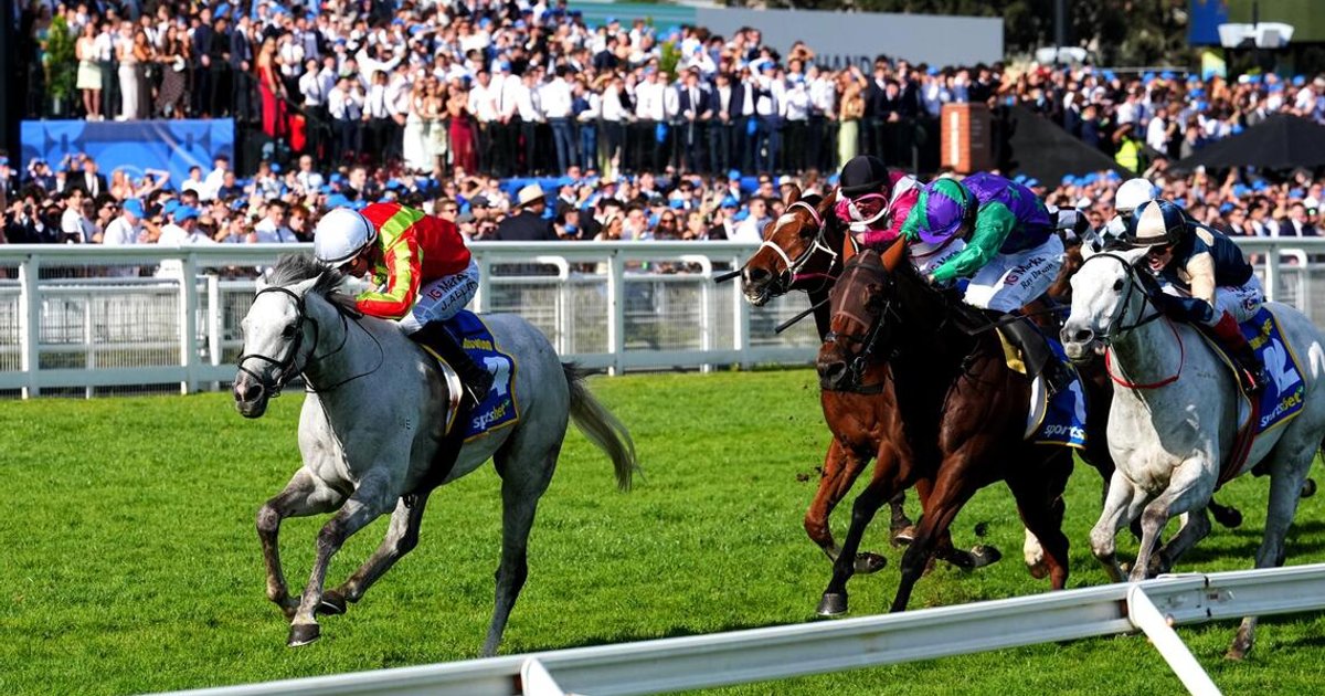 Kingswood wins drama-filled Caulfield Cup