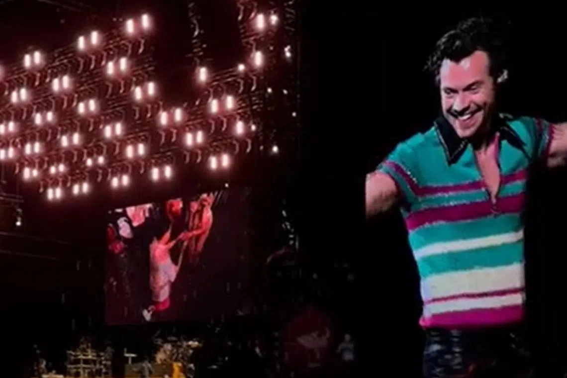 edharry - Screengrab. Singer Harry Styles played Cupid at his Singapore gig and helped a fan propose to his girlfriend.



PHOTO: SHANE NICOLE / YOUTUBE