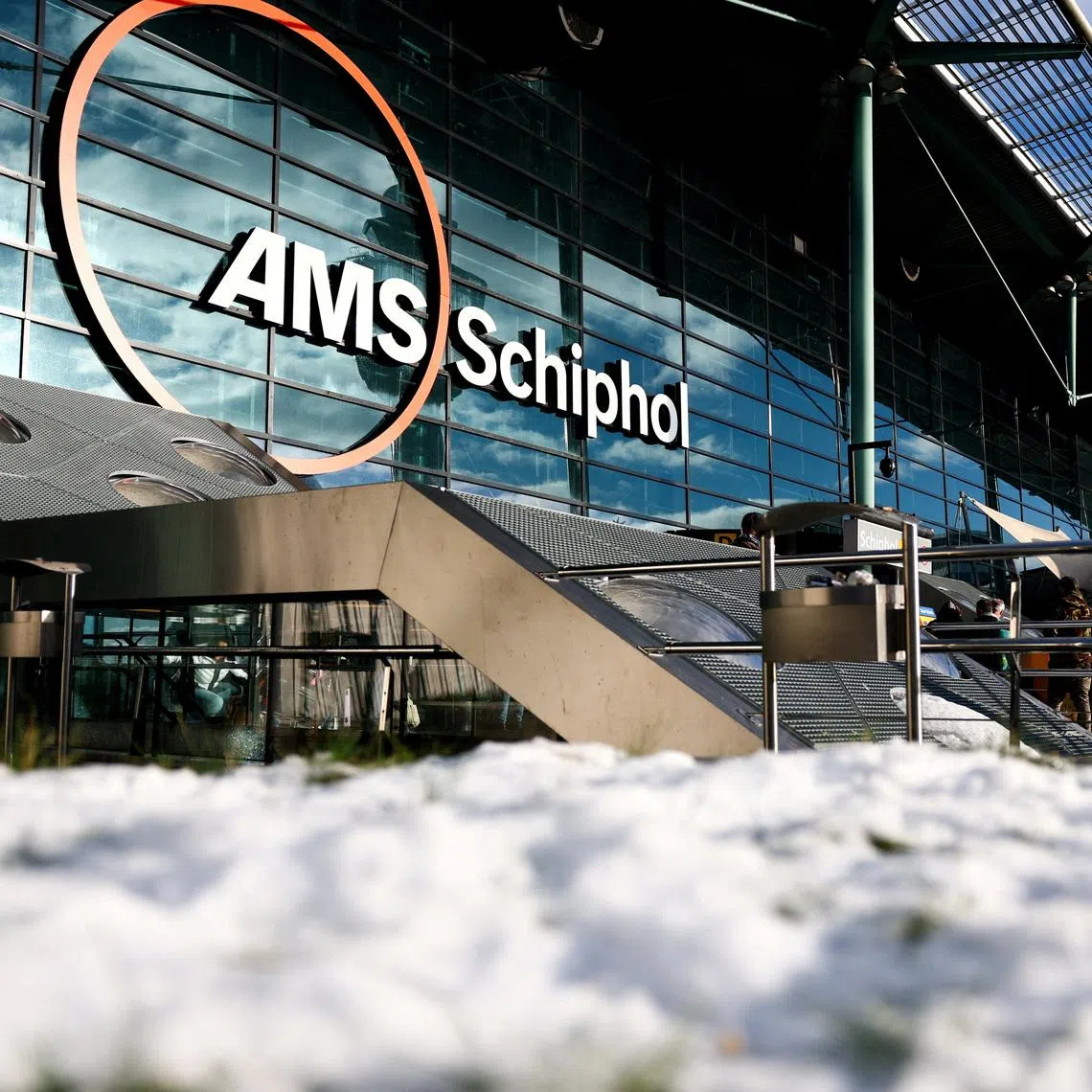 Snow outside the Amsterdam Airport Schiphol, as snowfall causes disruptions to air, rail and road traffic in the Netherlands, in Schiphol, Netherlands January 6, 2026. REUTERS/Piroschka van de Wouw
