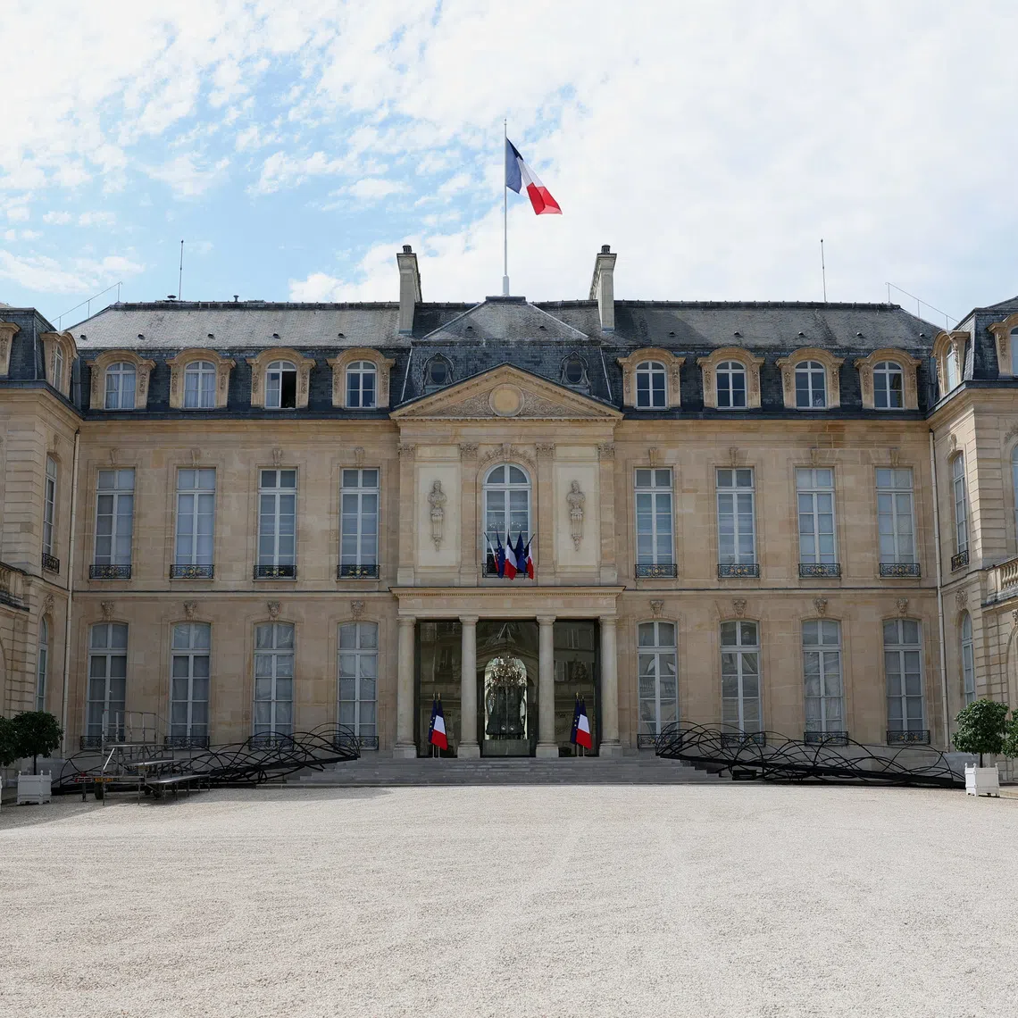 A general view shows the Elysee Palace, the official residence of the French President, and its courtyard in Paris, France, August 24, 2026. REUTERS/Stephanie Lecocq