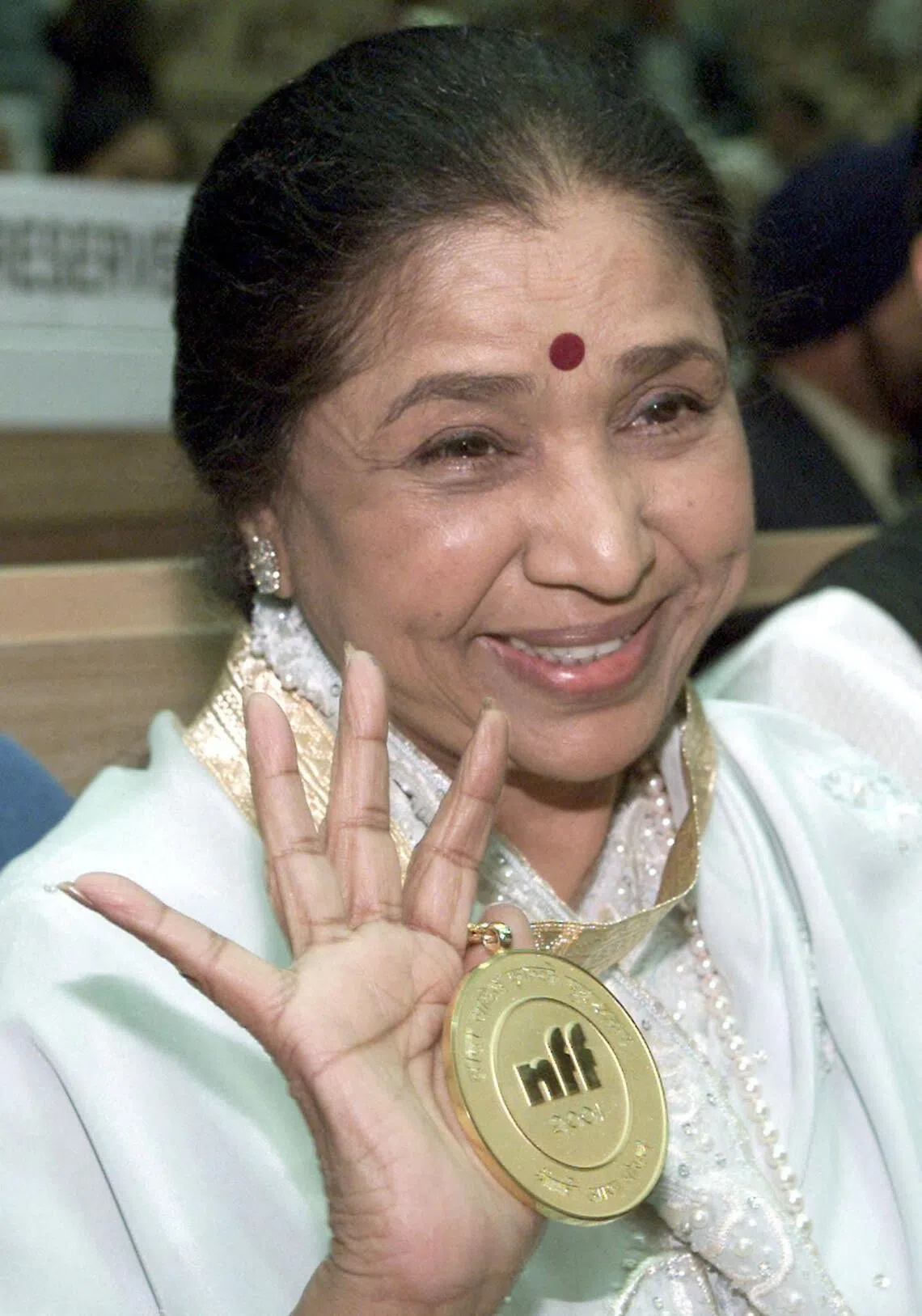 Asha with a Dadasaheb Phalke award for lifetime contribution at the 48th National Film Awards in New Delhi in December 2001.
