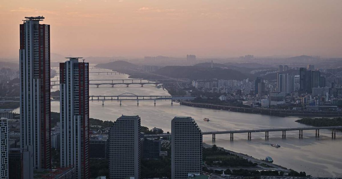 ‘Irresponsible’: Foreigners diving into Seoul’s Han River from a bridge spark concern