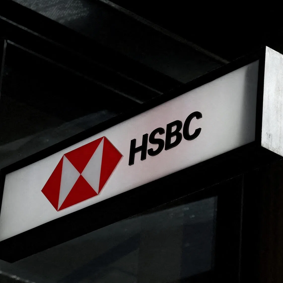 The London-headquartered bank will switch to the new pay system at the start of 2028, according to a memo seen by Bloomberg News.