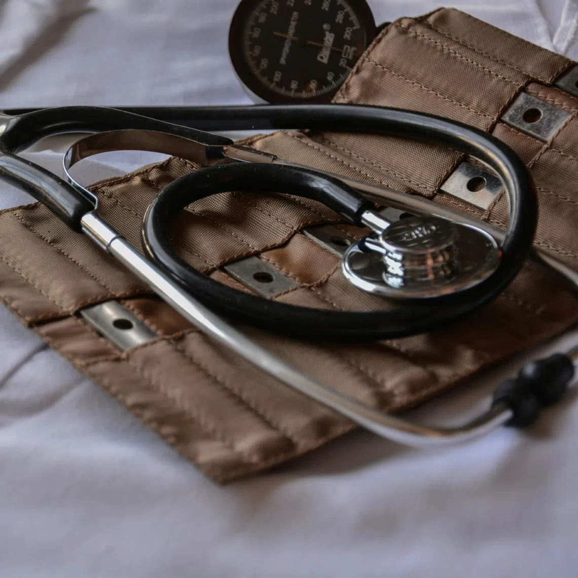 The intern doctor suffered from a lung infection but continued working without taking sick leave even as her condition deteriorated. 