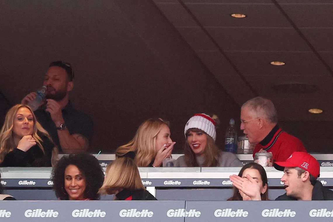 FOXBOROUGH, MASSACHUSETTS - DECEMBER 17: Brittany Mahomes, Taylor Swift, and Scott Kingsley Swift talk while the Kansas City Chiefs and the New England Patriots play at Gillette Stadium on December 17, 2023 in Foxborough, Massachusetts.   Maddie Meyer/Getty Images/AFP (Photo by Maddie Meyer / GETTY IMAGES NORTH AMERICA / Getty Images via AFP)