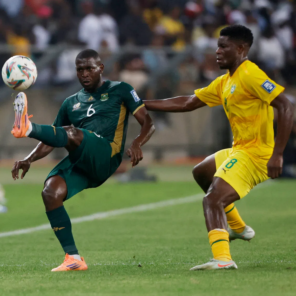 FILE PHOTO: Soccer Football - FIFA World Cup - CAF Qualifiers - Group C - Zimbabwe v South Africa - Moses Mabhida Stadium, Durban, South Africa - October 10, 2025  Zimbabwe's Marshall Munetsi in action with South Africa's Aubrey Modiba REUTERS/Rogan Ward/ File Photo